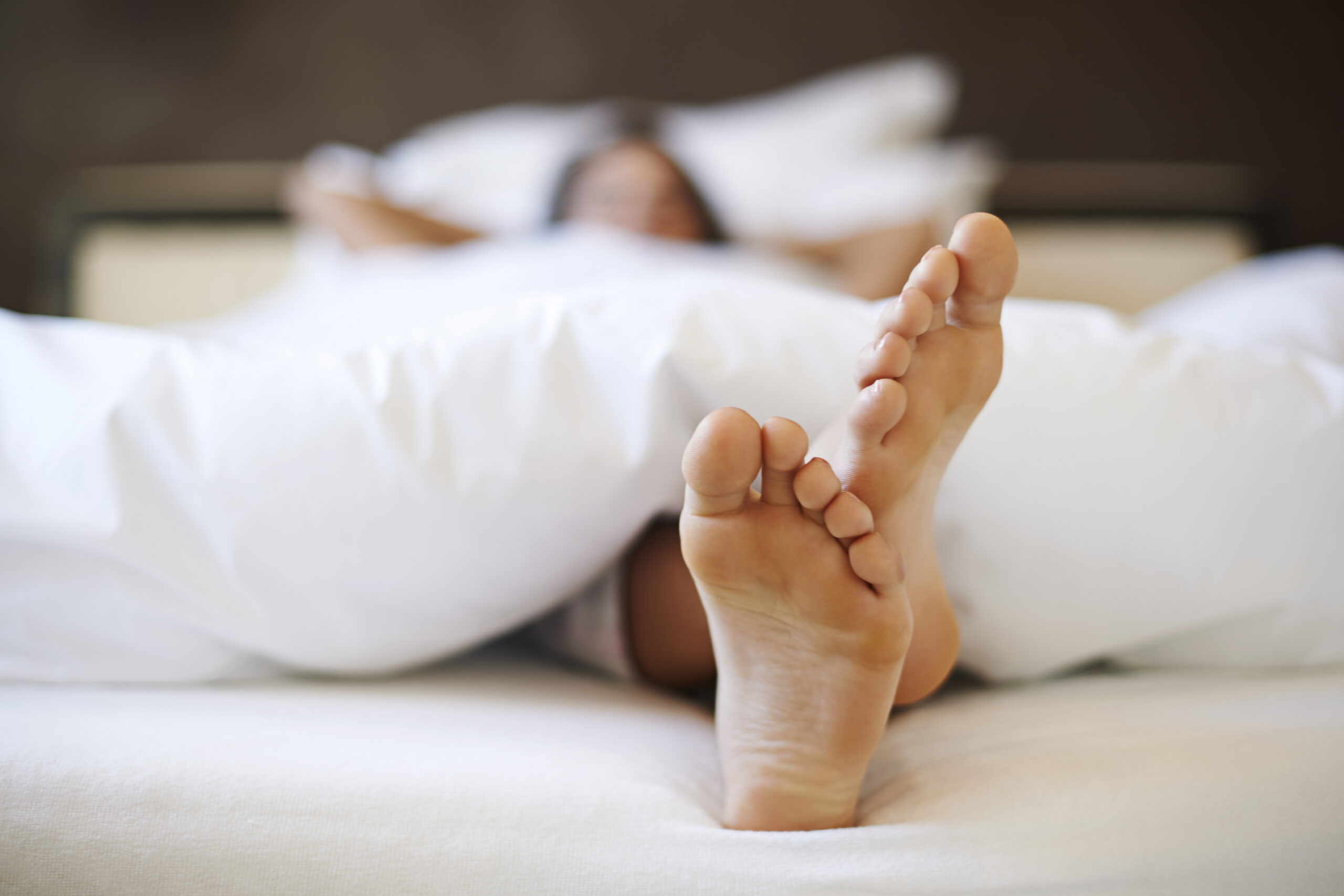 Descanso renovado: Los beneficios de dormir con una almohada entre las  piernas - ADR Networks